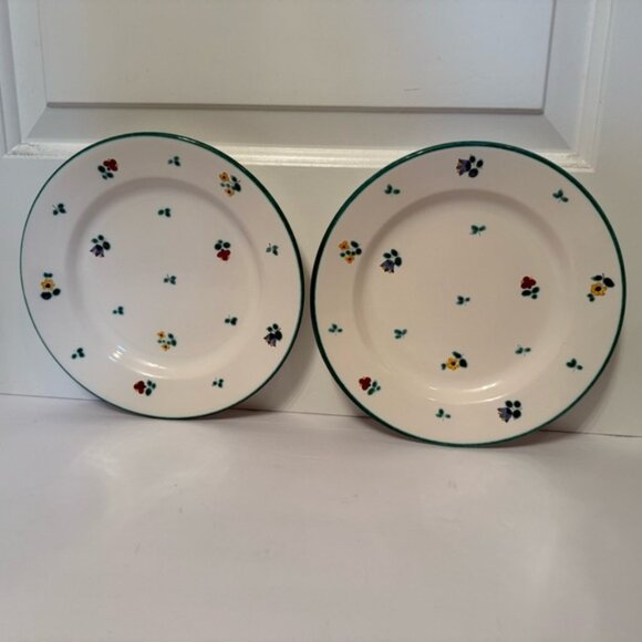 GMUNDNER KERAMIK AUSTRIA HANDMADE DINNER PLATES PAIR WHITE GREEN FLORAL DINING - Picture 2 of 8
